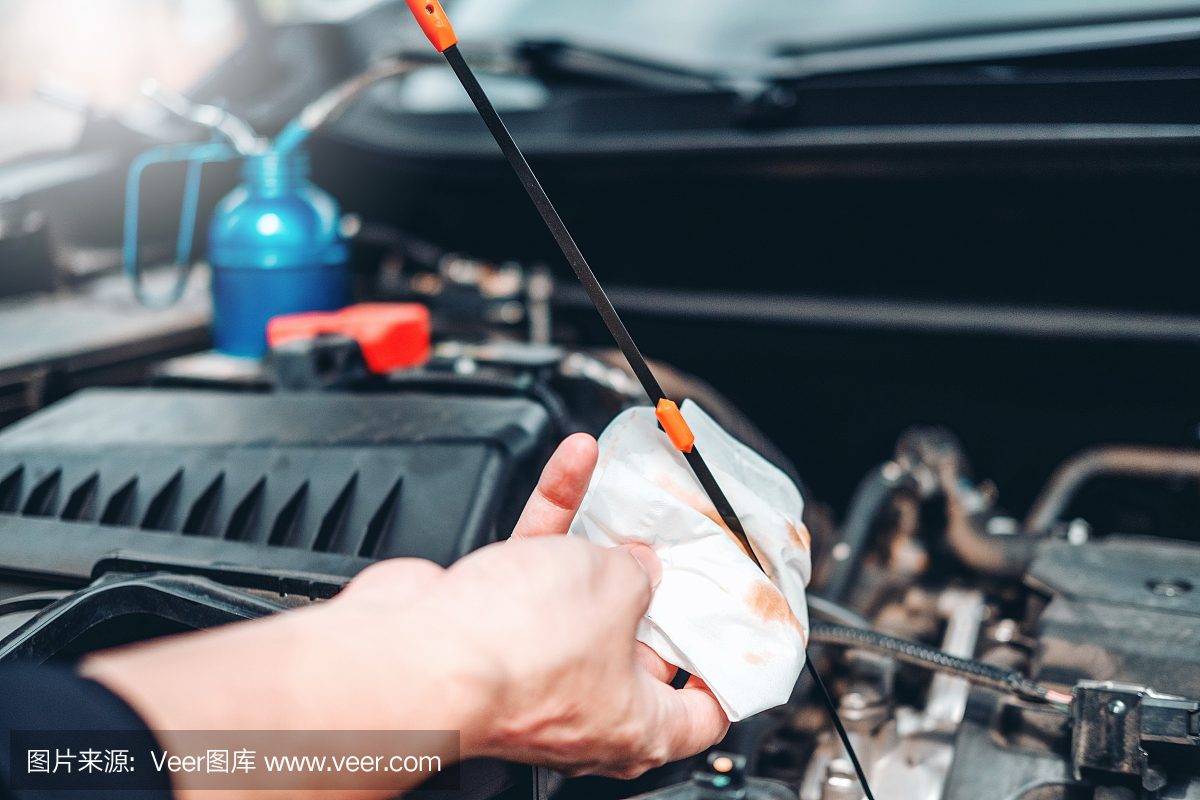 在汽车修理厂工作的汽车修理工技工技工手油检查技工在汽车修理工作的技工服务和维护汽车。